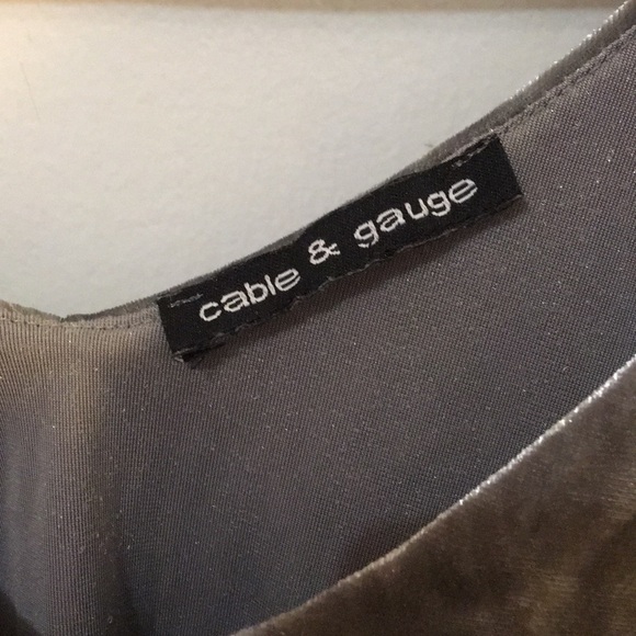 Cable & Gauge cold shoulder top - Picture 2 of 2